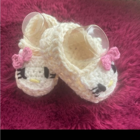 Adorable! Hello kitty, pearl button crochet baby booties and dress set - Picture 14 of 15